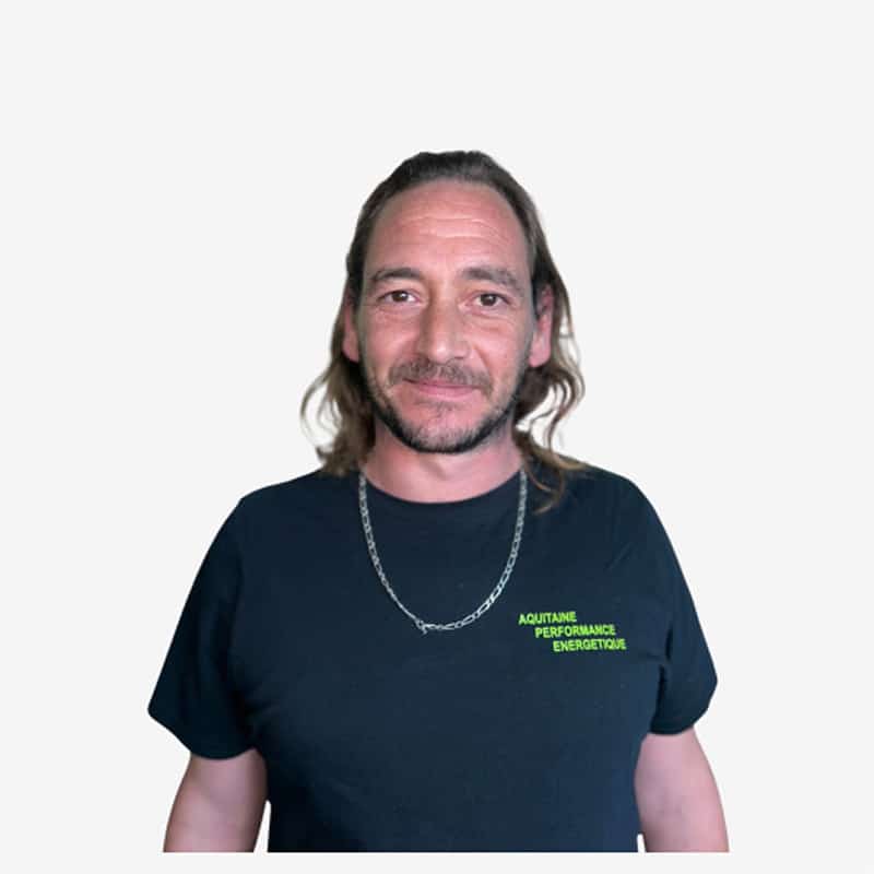 Portrait homme t-shirt Aquitaine Performance Énergétique Homme aux cheveux longs et barbe naissante, portant un t-shirt noir avec l'inscription "AQUITAINE PERFORMANCE ENERGETIQUE" en vert fluorescent.